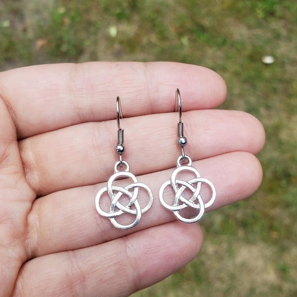 Jewelry - NWOT Silver Celtic Knot Drop Earrings